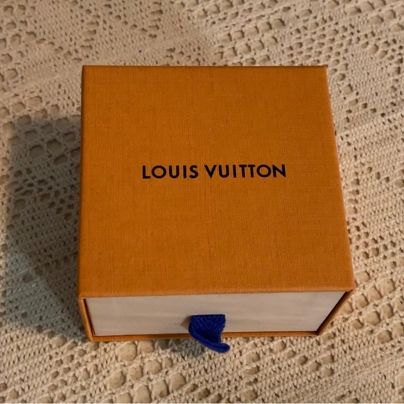 Gold LV Iconic Tresor Ring
Size M - Picture 2 of 8